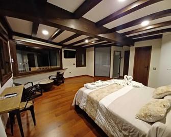 Hostal El Cerro - Only Adults - Pedro Bernardo - Bedroom