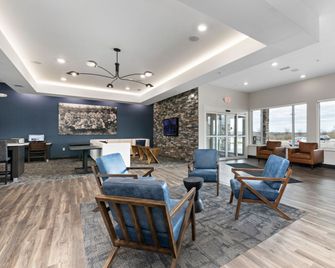 Holiday Inn Express Kansas City North – Parkville By IHG - Parkville - Lounge