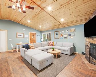 Country Club Cabin - Big Bear - Living room