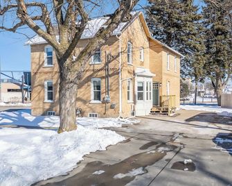 Charming, Furnished Retreat with a Yard—Just Minutes from Downtown Appleton - Appleton - Building