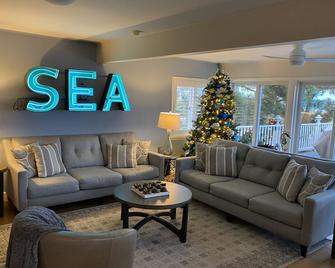 Bayfront Cottage with Spectacular Views - Milford - Living room