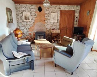 Charming house in the heart of the Chartreuse nature park. Sunny terrace! - Saint-Pierre-d'Entremont - Sala de estar