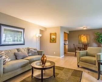 Bay View, Best Area, No Stairs, WD, 2 Baths, 2 Bedrooms, Balcony, View, 925sf - Tacoma - Living room