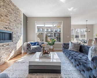 Modern, Stylish, Professionally Decorated, spa Like, 4 Bedroom Home - Cochrane - Living room
