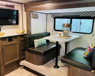 Cozy relaxing Camper in the Woods, Pet friendly,hiking - Newport - Living room