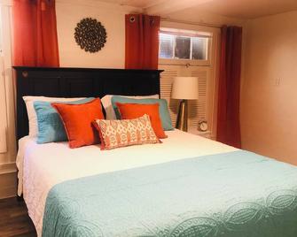 Charming 2-bedroom Apartment Close to Central Hospitals - Tacoma - Bedroom