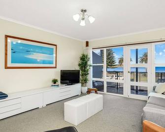 Beautiful Beach Front Townhouse - Victor Harbor - Living room