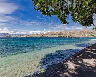 Lovely Top-Floor Condo w/Free WiFi, Private Balcony, Gas Grill, and Views - Chelan - Playa
