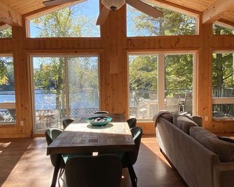 Sunny lakeside cottage with stunning sunset views! - Algonquin Highlands - غرفة طعام