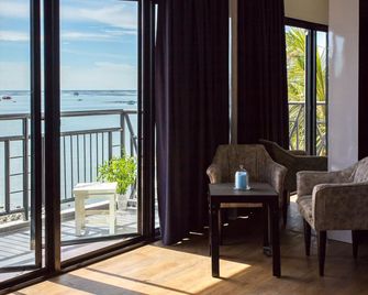 The Loft Seaside Sriracha Hotel - Si Racha - Obývací pokoj