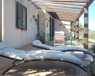 Villa surrounded by greenery, a stone's throw from the sea - Licata - Innenhof