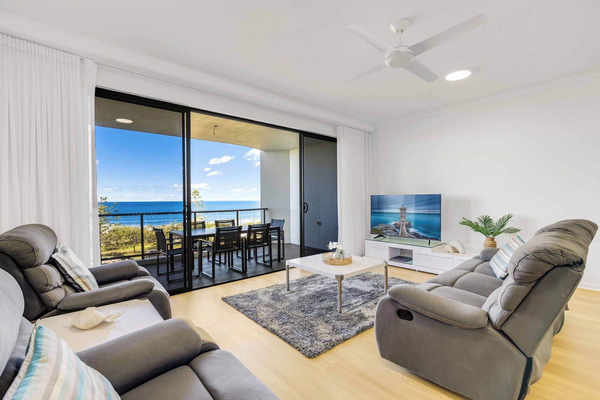 Meridian Alex Beach Apartments - Alexandra Headland - Living room