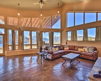 Luxe Twin Lakes House with Mountain and Lake Views! - Twin Lakes (Lake County) - Sala de estar
