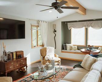 French Hen at Hidden Creek Estates - Roscoe - Sala de estar