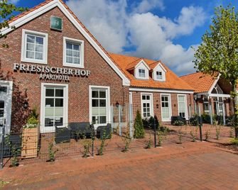 Friesischer Hof, Ferienwohnungen mit Indoor Spielplatz, kostenfreien Parkplatz und W-Lan - Hage - Building