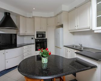 The Sandringham Bed & Breakfast and Self-Catering - Umhlanga - Keittiö