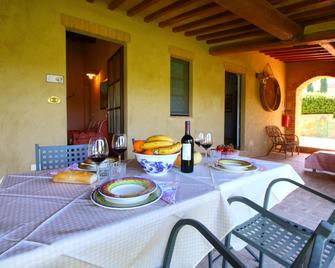 Attractive Farmhouse in Montalcino With Private Terrace - Montalcino - Innenhof