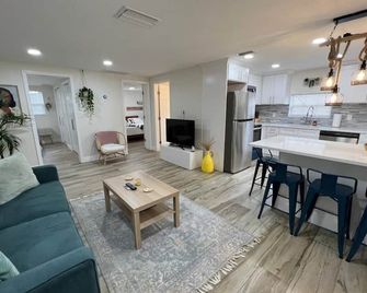 Stylish Chic King Bed Ybor Dt - Tampa - Living room