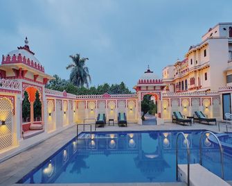 Hotel Fort Dhariyawad - Dhariyawad - Piscina