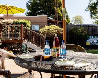 Retro Bungalow - Santa Rosa - Patio