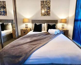 Last-Minute Specials l Reserve Now l Sleeps Up to 3 l 262 Bradford Street , Birmingham l Cozy City Centre Stay l JVT Short Lets - Birmingham - Bedroom