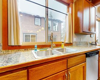 Snowtop Manor - Snoqualmie Pass - Kitchen