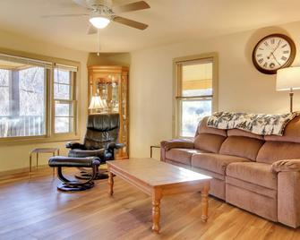 Peaceful Mars Hill Home w/ Porch & Mountain Views - Mars Hill - Living room