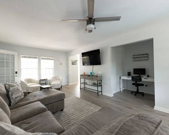 NEW - Waveland's Beach Bliss - 3 minutes from the beach and DT Bay St. Louis - Waveland - Living room