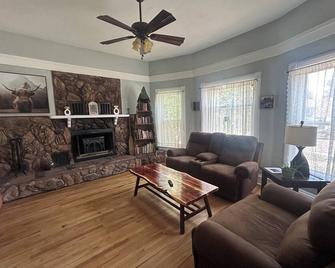Charming 2-bedroom house with AC and WiFi central location in Rapid City. - Rapid City - Living room