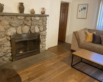 Villa A- 2bed/2bath with kitchen, dining&living rooms, in downtown Palm Springs! - Palm Springs - Living room