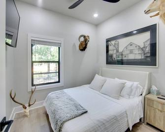 13 Mi to Dtwn Palestine Modern Cabin with Fire Pit - Palestine - Bedroom