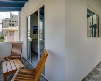 بوزادا كاناريو أوزل - بومبينهاس - شرفة