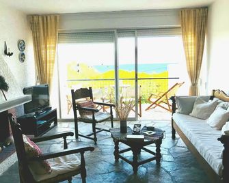 Sea-view maisonette at Sounio - Kato Poseidonia - Sala de estar