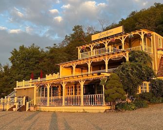 Keuka Lakefront Romantic Getaway on the Shores of Keuka Lake! Waterfront W/dock - Hammondsport - Edificio