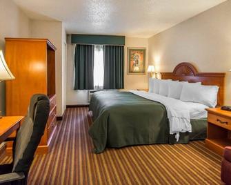 Quality Inn & Suites at Tropicana Field - St. Petersburg - Schlafzimmer