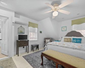 Long Dell Inn - Centerville - Bedroom