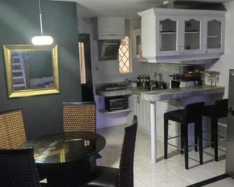 Kandi Suites 2BR with private Jacuzzi 500 Mbps internet - Angeles City - Kitchen