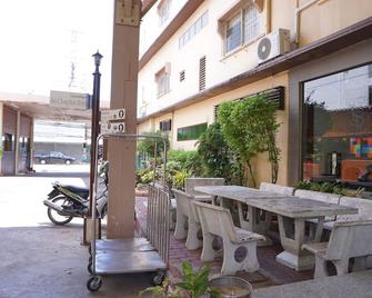 Sri Chumphon Hotel - Chumphon - Patio