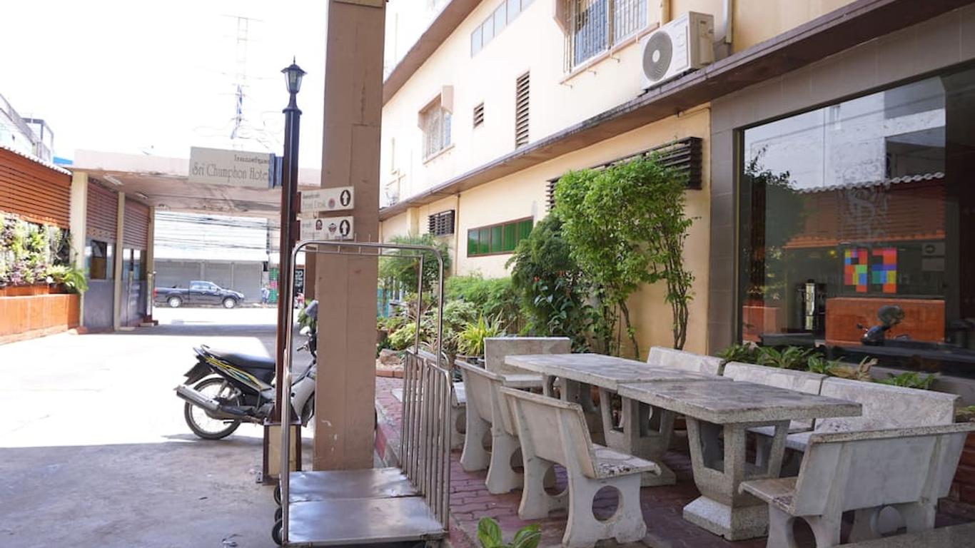 Sri Chumphon Hotel