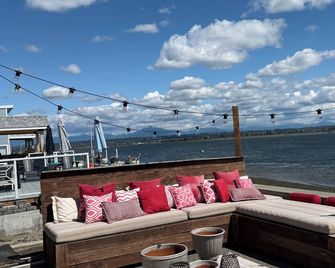 Charming 2-bedroom water front house with your own beach access. - Marysville - Balkon