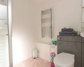 The Potting Shed - Langport - Bathroom