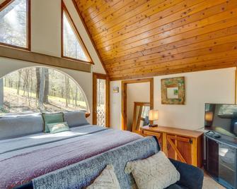 Blissful North Carolina Mountain Vacation Rental! - Weaverville - Bedroom