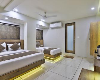 Hotel Pearl - Vadodara - Bedroom