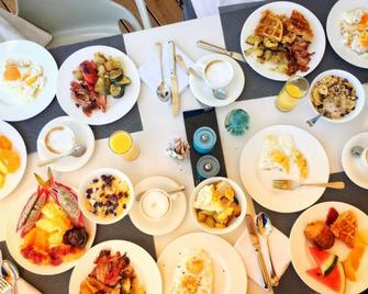 Beach Bay@ Attractions Packed Beach Resort 4 beds - Singapur - Comida