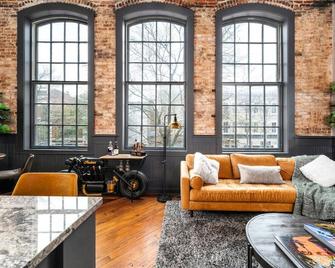 547 Cherry Loft 201 - The Rookery - Luxe Property - Macon - Oturma odası