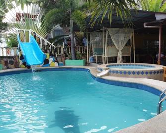 Sascha's Resort Oslob - Oslob - Piscina