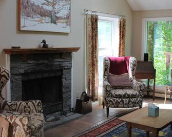 Contemporary Family Lodge, 1/2 mile to Lake! - Pittsfield - Living room