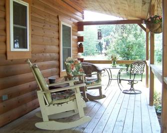 Jack's Log Cabin Near Meramec River In Quiet Wooded Setting With Hot Tub - Steelville - Patio