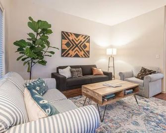 Romantic Resort Home Private Jacuzzi + Plush Robes - Redmond - Living room