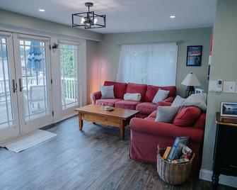 Lakefront home with private dock on Lake Winnisquam, 15 min from Gunstock Mtn - Belmont - Living room
